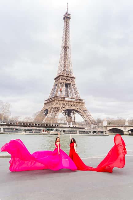 Paris: Eiffel Tower Flying-Dress Photoshoot jonadress - Getting there and meeting at Pont d’Iéna: what the first 10 minutes feel like