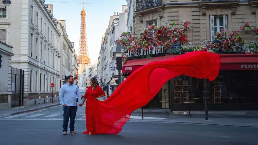 Paris: Eiffel Tower Flying-Dress Photoshoot jonadress - Two photographers, English guidance, and how the session stays fun