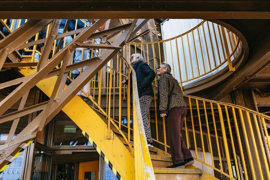 Paris: Eiffel Tower Fully Guided Tour with Summit Option - Why the guide adds real value here