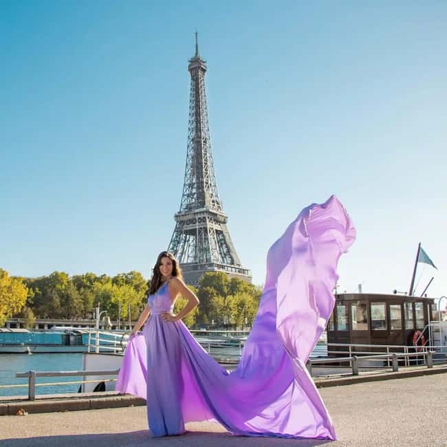 Paris: Eiffel Tower Glamor Photoshoot with Dress Options - Where you meet, what the changing setup feels like