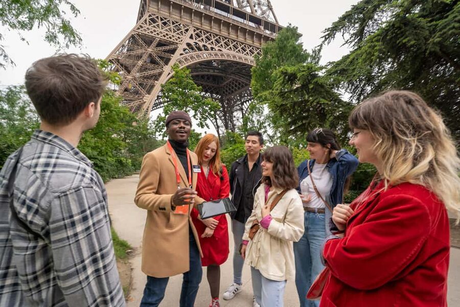 Paris: Eiffel Tower Guided Tour with Summit Access - The summit elevator and the 276-meter moment