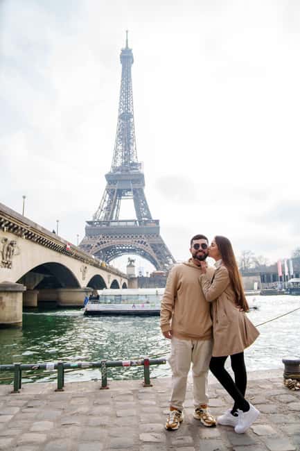 Paris: Eiffel Tower Photoshoot with a Professional - How pose coaching keeps the results natural, not stiff