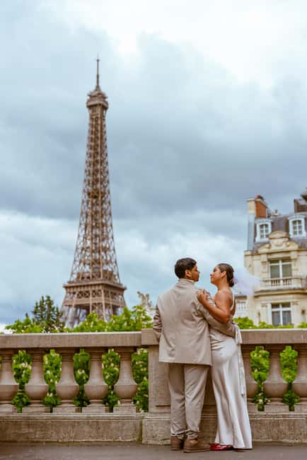 Paris: Eiffel Tower Street Photoshoot - The posing tips approach, and how it helps if you hate photos