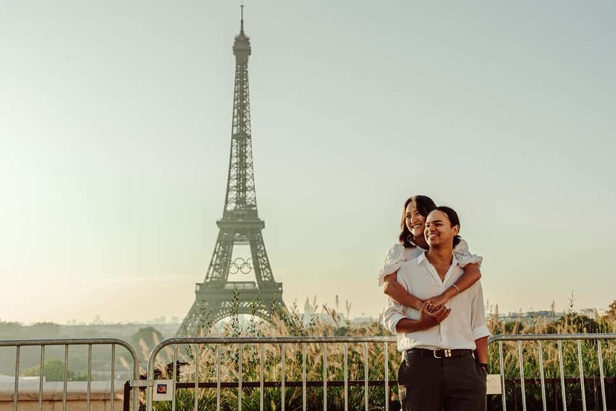 Paris: Eiffel Tower Street Photoshoot - Families, kids, and even pets: keeping everyone in frame