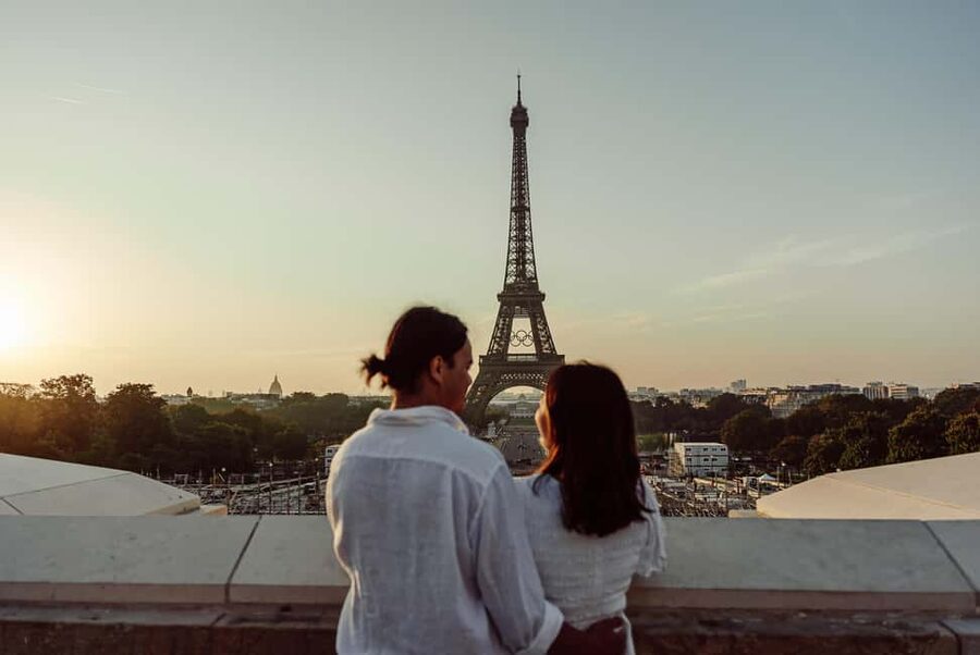 Paris: Eiffel Tower Street Photoshoot - Choosing your photos in the gallery, then getting edited high-res files