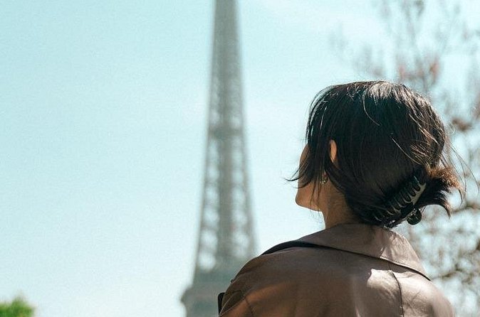 Paris: Eiffel Tower Vintage Photoshoot - Logistics Made Simple, Without Private Transport
