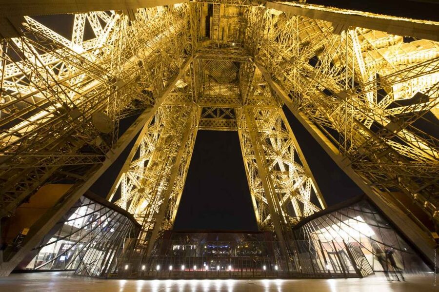 Paris: Elegant Dinner with Drinks in the Eiffel Tower - Service style: where the experience most often shines