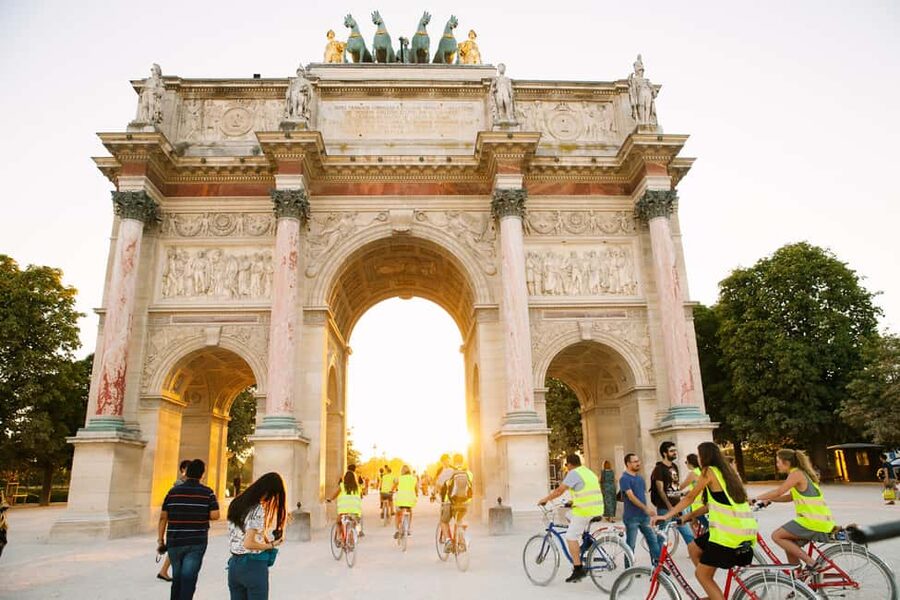 Paris Evening Snapshot Bike Tour - Rain or shine, so plan your gear like a local