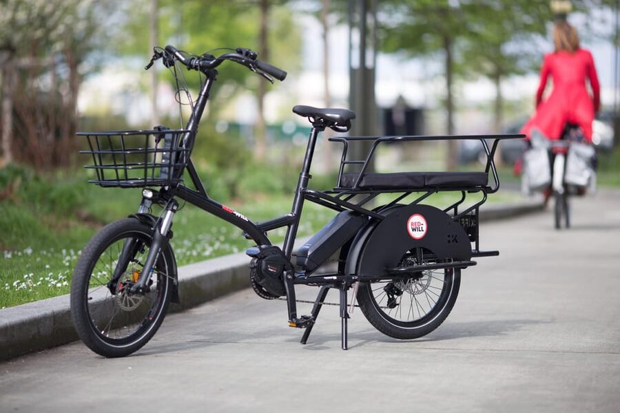 PARIS: Family e-bike longtail renting - Parking and day stops: how the basket and hanging locks help