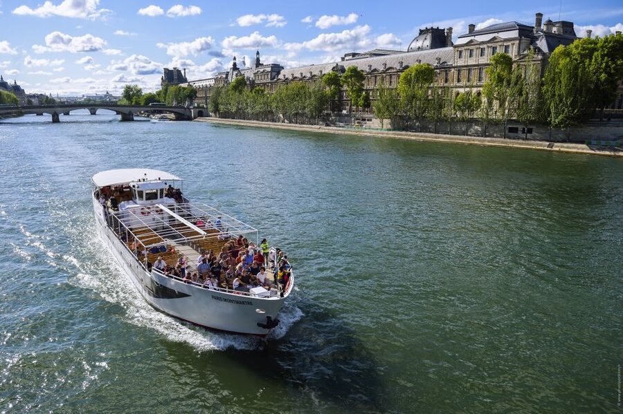 Paris: Family-Friendly River Seine Guided Cruise - Seating, crowds, and how to get the best views in real life