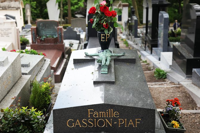 Paris: Famous Graves of Pere Lachaise Cemetery Guided Tour - Terrain and comfort: hills, cobblestones, and the moments to slow down