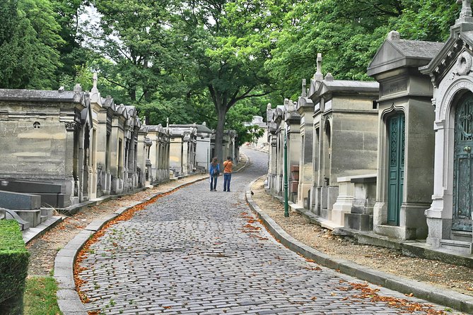 Paris: Famous Graves of Pere Lachaise Cemetery Guided Tour - Meet at Alexandre Dumas and start the loop the right way