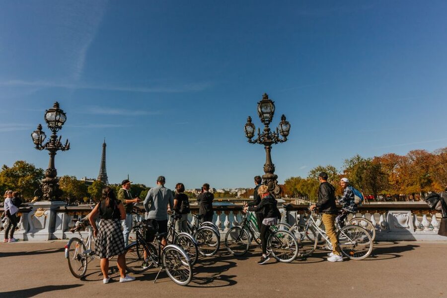 Paris: Famous Monuments Cycling Tour - Île de la Cité and Notre Dame, the first big impression