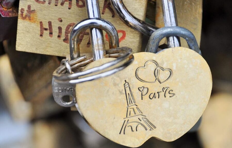 Paris for first-timers – from Notre-Dame to the Louvre - Conciergerie to Pont Neuf, when the Seine becomes a timeline