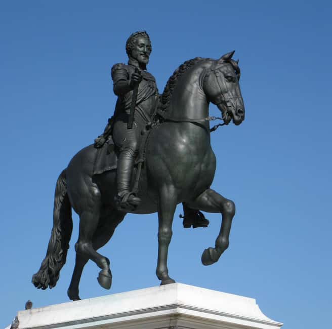 Paris: French Monarchy Intrigues Walking Tour - Louvre Museum stop: what to learn before you buy your ticket