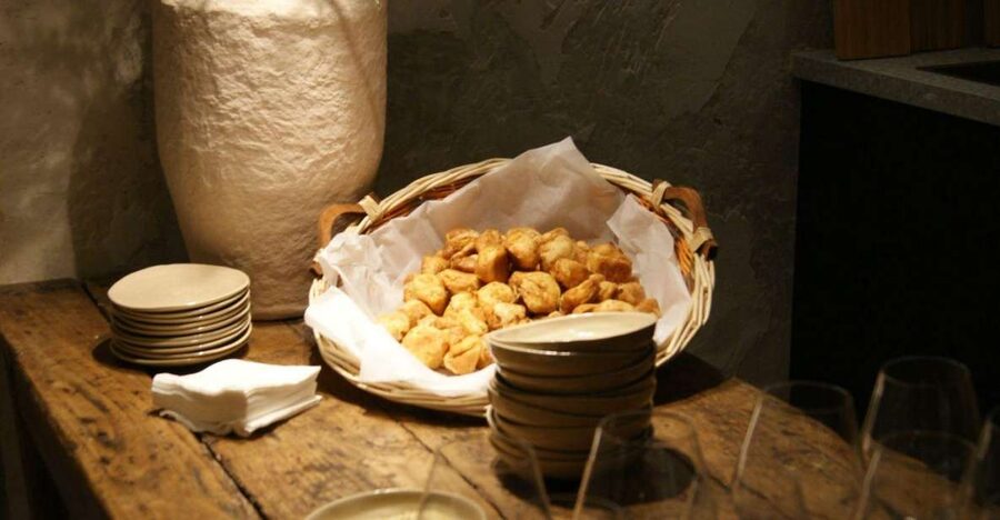 Paris : French wine tasting in Montmartre - Montmartre’s wine cave at 6 Rue Tardieu, right by Sacré Coeur