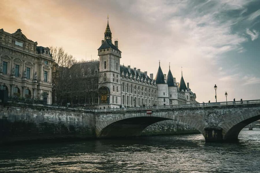 Paris: Ghosts and Dark Stories Guided Walking Tour - Pont Neuf phantom coach at night: the legend with real-world payoff