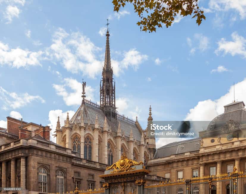 Paris: Ghosts and Dark Stories Guided Walking Tour - The walk-through “extra” photo moments: how to make the most of short stops