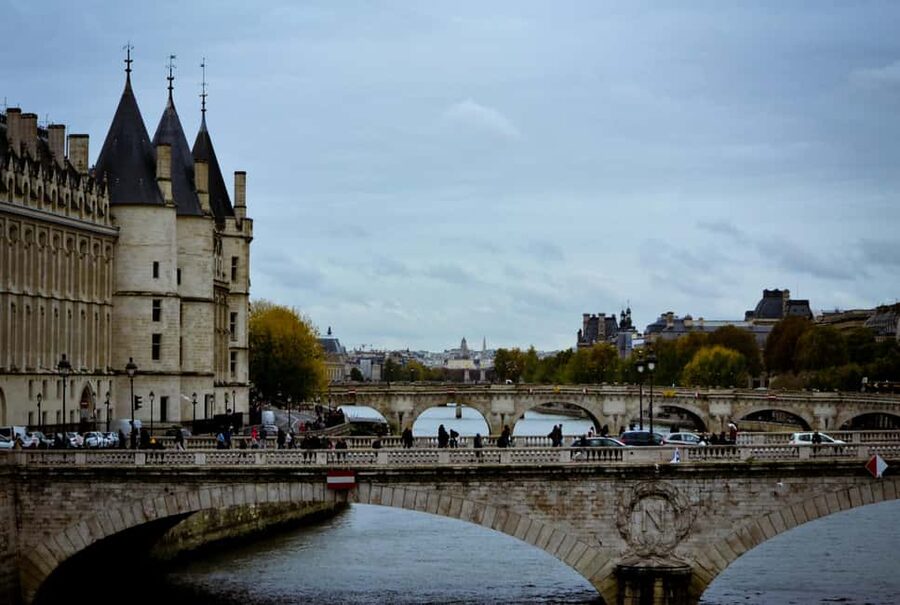 Paris: Ghosts and Dark Stories Guided Walking Tour - Notre Dame finish: chasing the shadow of the bell ringer
