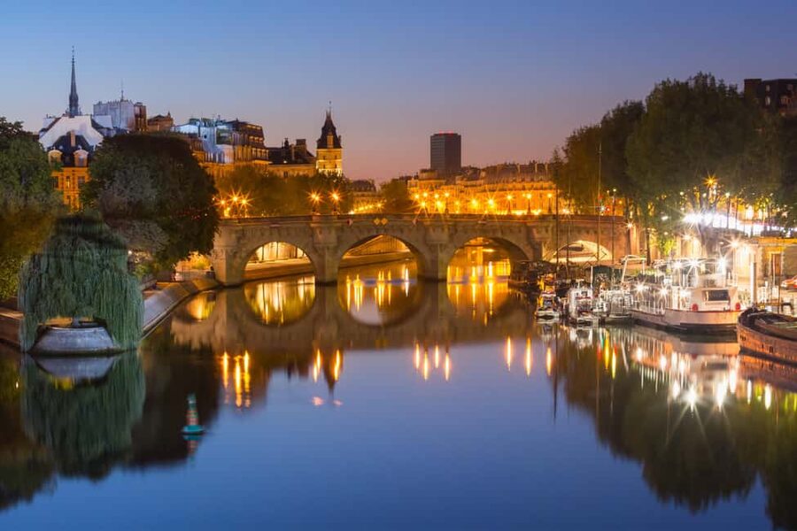 Paris: Ghosts and Dark Stories Guided Walking Tour - Meeting on Pont Neuf: find the orange sign and start on time