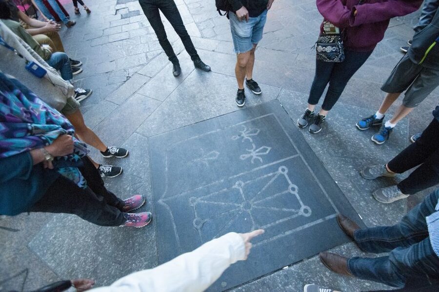 Paris: Ghosts, Legends & Mysteries Evening Walking Tour - Why Paris gets darker after sundown