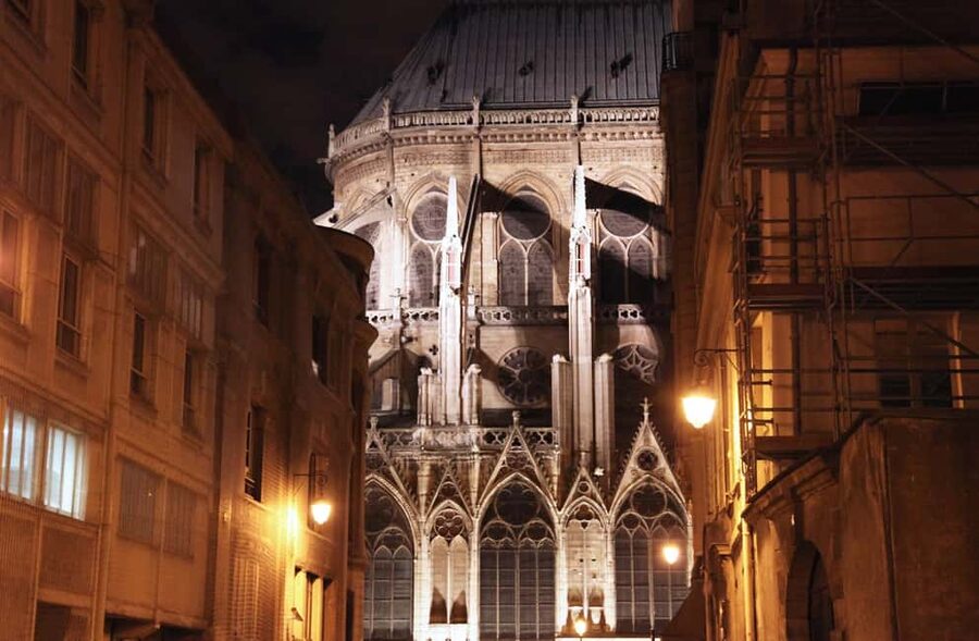 Paris: Ghosts, Legends & Mysteries Evening Walking Tour - Square du Vert-Galant: the Knights Templar storyline in one dramatic stop