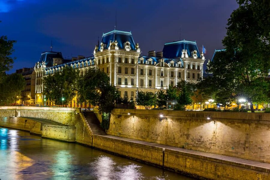 Paris: Ghosts, Legends & Mysteries Evening Walking Tour - Meeting at Pont Neuf: where you’ll start and how the night flows