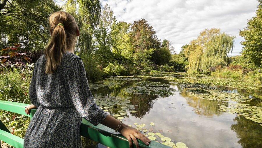 Paris: Giverny & Versailles Small Group or Private Tour - How the Guide and Small Groups Change the Day