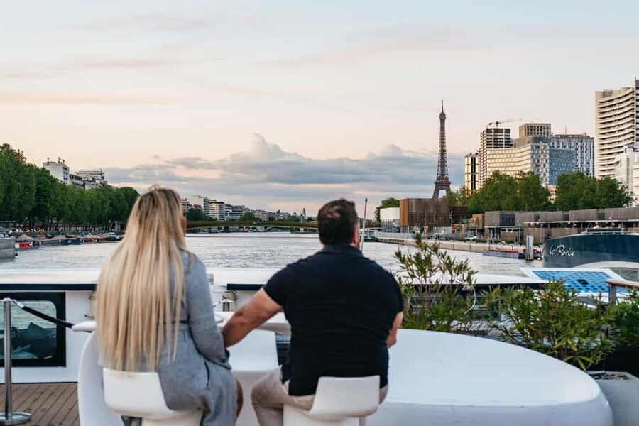 Paris: Gourmet Dinner Cruise on Seine River with Live Music - Getting on board at 2 Rue du Ranelagh without losing your evening