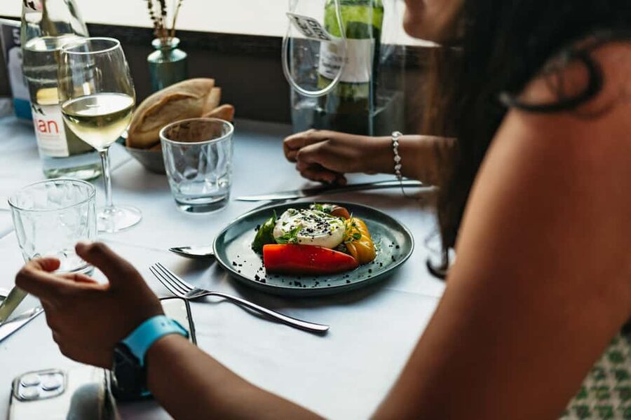 Paris: Gourmet Dinner Cruise on Seine River with Live Music - The 3-course dinner onboard: what the menu is really like