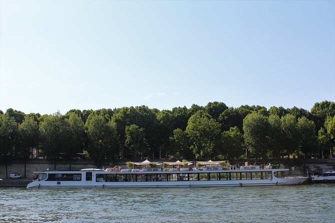 Paris Gourmet Dinner Seine River Cruise with Singer and DJ Set - Getting to the dock: the part that can make or break your night