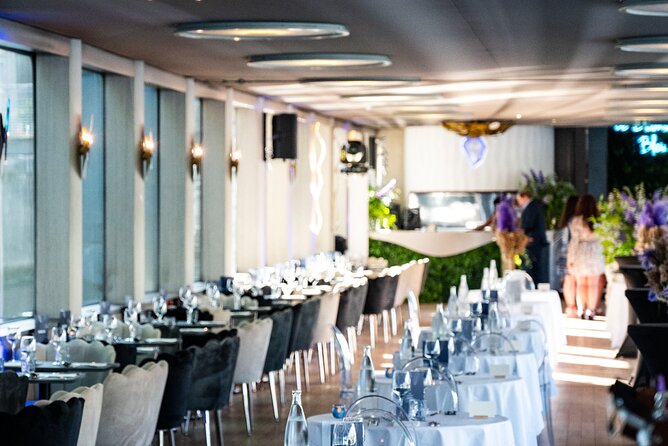 Paris Gourmet Dinner Seine River Cruise with Singer and DJ Set - The river route: from Île Saint-Louis to Eiffel Tower sparkle