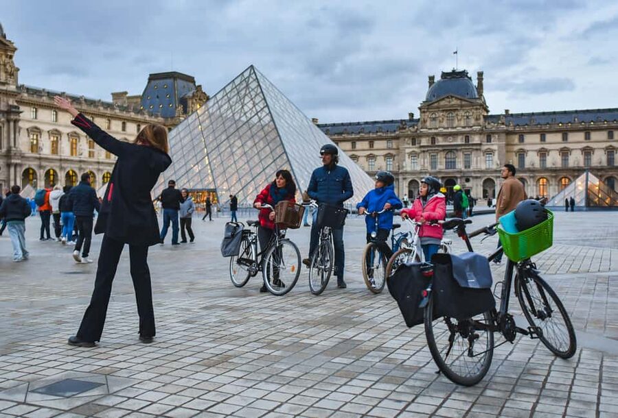 Paris: Guided bike tour - Greatest monuments of the capital - Centre Pompidou and Le Marais: start strong, then get oriented fast