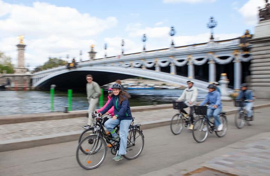 Paris: Guided bike tour - Greatest monuments of the capital - Grand Palais, Chaillot, and a Trocadéro photo stop with real perspective