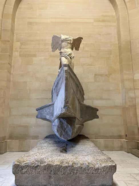 Paris: Guided tour in PORTUGUESE at the Louvre-semi-private - Express security and the first move inside the museum