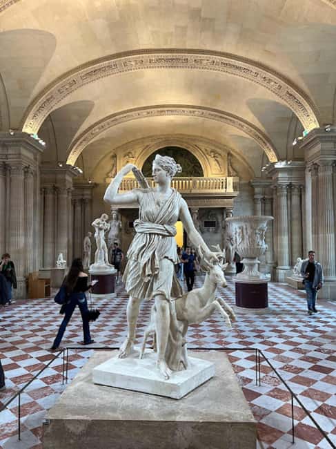 Paris: Guided tour in PORTUGUESE at the Louvre-semi-private - The 2-hour route: Mona Lisa, Nike, Venus de Milo, and French royal splendor
