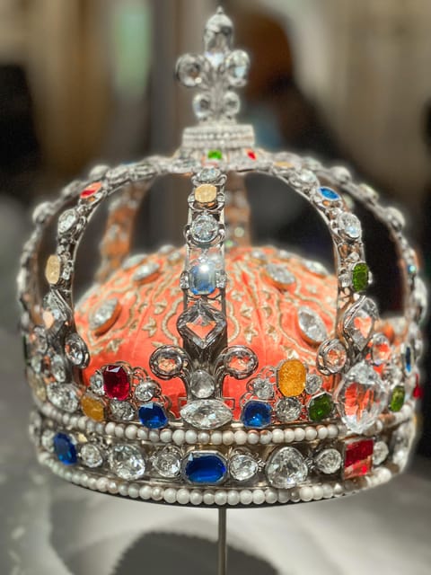 Paris: Guided tour in PORTUGUESE at the Louvre-semi-private - Should you book this Portuguese Louvre tour?