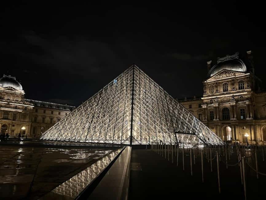 Paris: Guided tour in PORTUGUESE at the Louvre-semi-private - Meeting at the Louvre Pyramid, right by Louis XIV