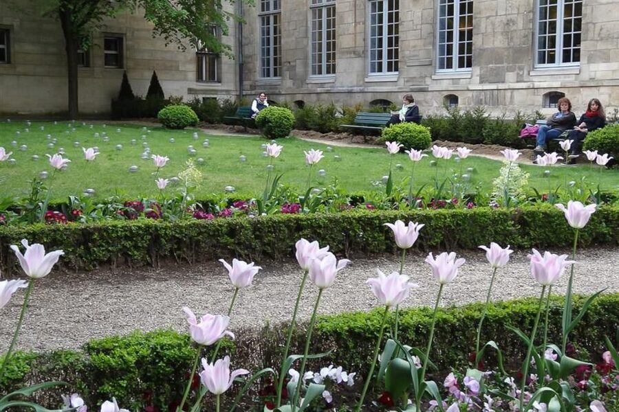 Paris: Guided tour of Marais in German - Place des Vosges: the oldest square you can feel right away