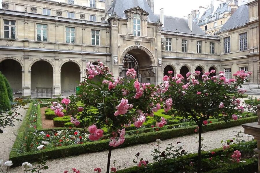 Paris: Guided tour of Marais in German - Last traces of medieval Paris, and the walking version of a timeline