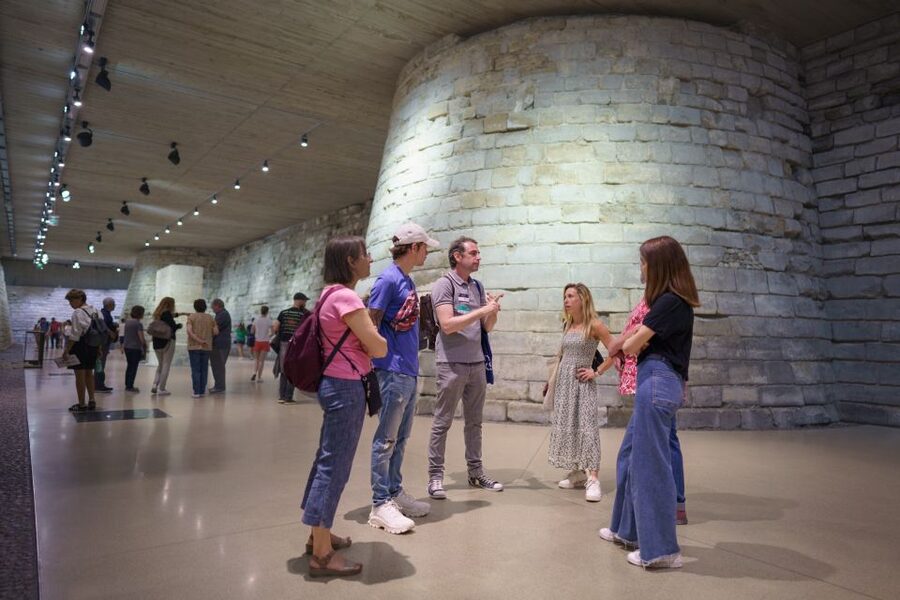 Paris: Guided Tour of the Must-Sees of the Louvre Museum - The big three route: Mona Lisa, Venus de Milo, Winged Victory