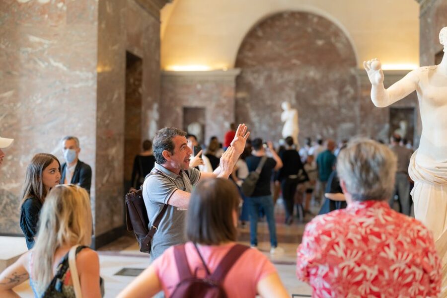 Paris: Guided Tour of the Must-Sees of the Louvre Museum - What the guide experience can feel like, from real-world guide styles