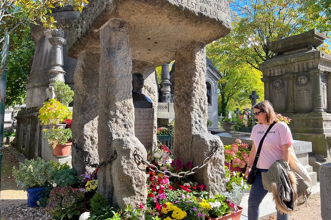 Paris: Haunted Père Lachaise Cemetery Guided Tour - How the haunted style really plays out