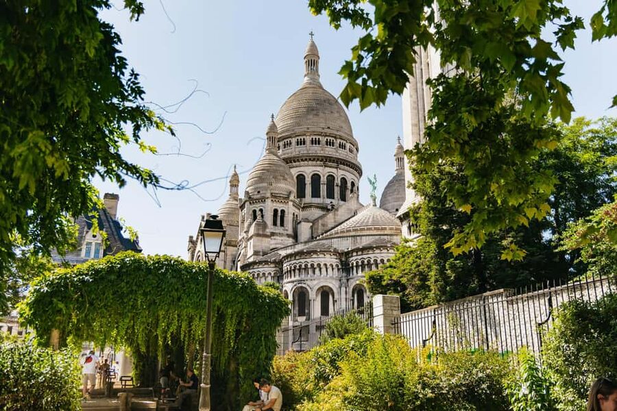 Paris: Hidden Gems of Montmartre with Local Guide - The butter croissant break: why this stop matters