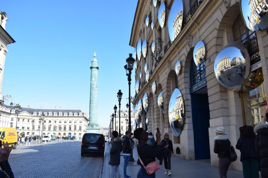 Paris : Highlights of Parisians' Paris guided tour - Paris’s Right Bank Wealth Walk, from Hôtel de Ville to Galeries Lafayette