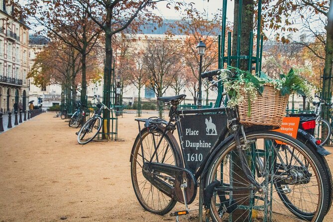 Paris History Walk: Medieval Marais, Notre Dame Islands & Stories - Île Saint-Louis Quays: A Quieter Paris Intermission