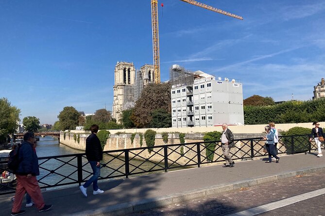 Paris: Île de la Cité and Notre-Dame Walking Tour With Crypt - Notre-Dame photo stop, with real talk about entry