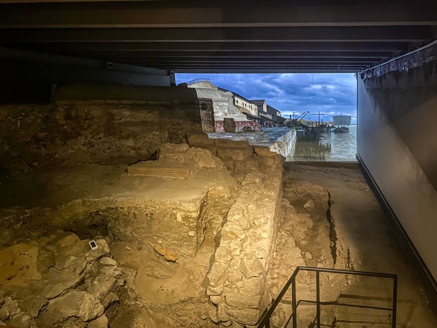 Paris: Île de la Cité and Notre-Dame Walking Tour With Crypt - The Archeological Crypt: Roman layers under the cathedral