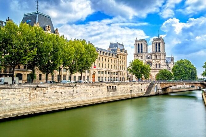 Paris Ile-de-la-Cité Walking Tour: Max 6 People Group or Private - Île Saint-Louis: picture-perfect balconies and slower Seine views