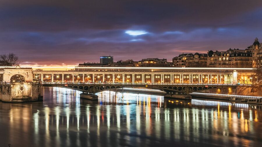 Paris: Illuminated Evening River Cruise & Waffle Tasting - Audio guide and smartphone playlist: how to get the best listening experience